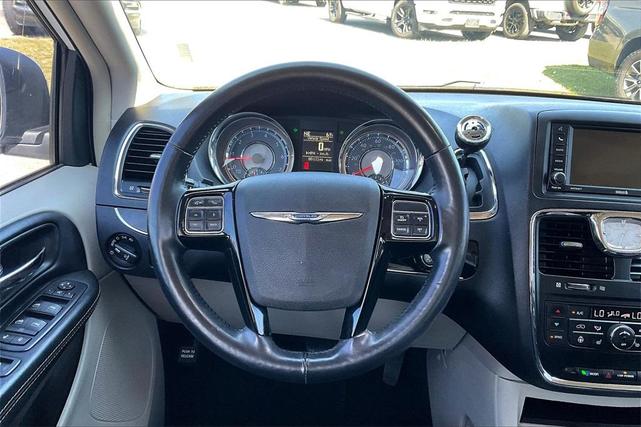 Photo of 2016 Bright White Clearcoat Chrysler Town & Country