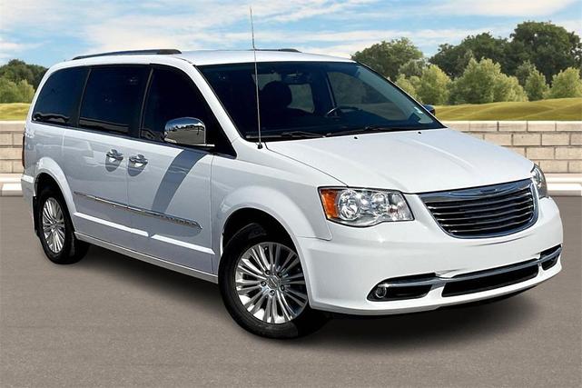 Photo of 2016 Bright White Clearcoat Chrysler Town & Country