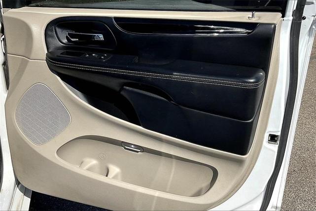 Photo of 2016 Bright White Clearcoat Chrysler Town & Country
