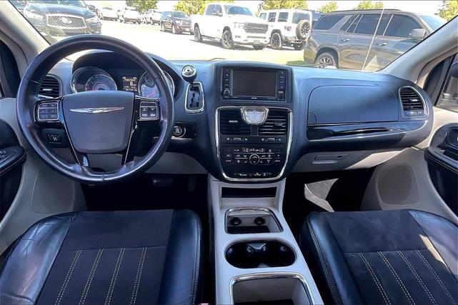 Photo of 2016 Bright White Clearcoat Chrysler Town & Country