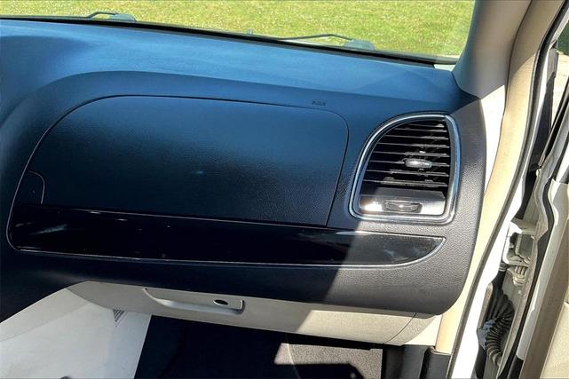 Photo of 2016 Bright White Clearcoat Chrysler Town & Country