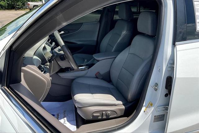 Photo of 2017 Summit White Chevrolet Malibu