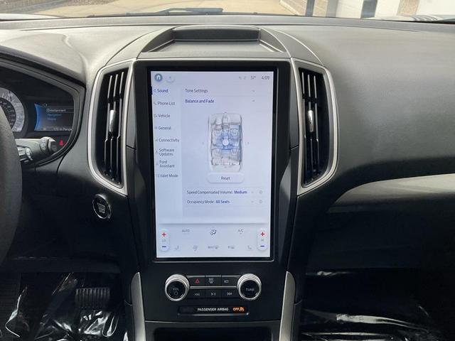 Photo of 2024 Black Metallic Ford Edge