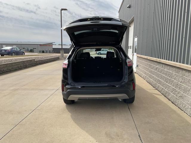 Photo of 2024 Black Metallic Ford Edge