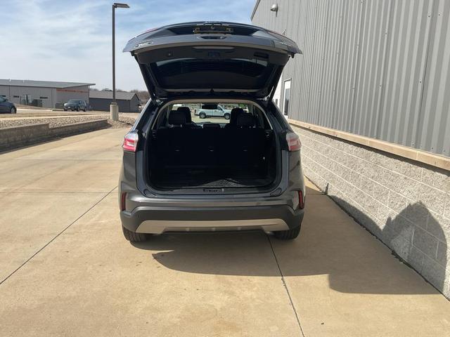 Photo of 2022 Gray Metallic Ford Edge