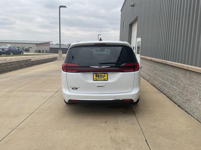 Photo of 2024 Bright White Clearcoat Chrysler Pacifica