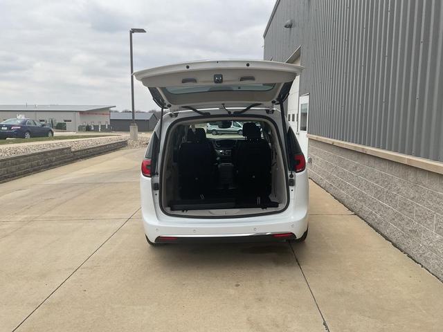 Photo of 2024 Bright White Clearcoat Chrysler Pacifica