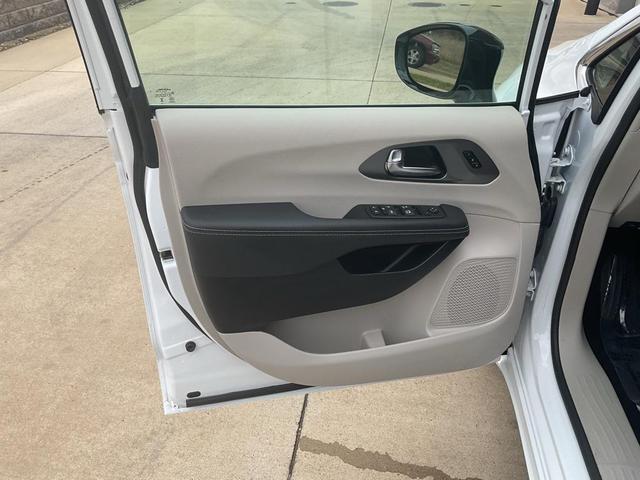 Photo of 2024 Bright White Clearcoat Chrysler Pacifica