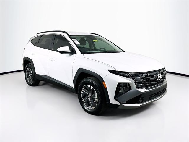 Photo of 2025 White Pearl Hyundai TUCSON Hybrid