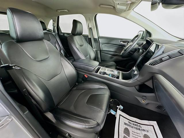 Photo of 2022 Silver Metallic Ford Edge
