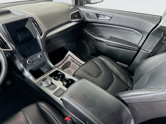 Photo of 2022 Silver Metallic Ford Edge