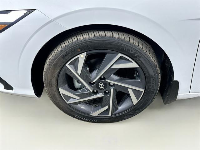 Photo of 2025 Serenity White Hyundai ELANTRA