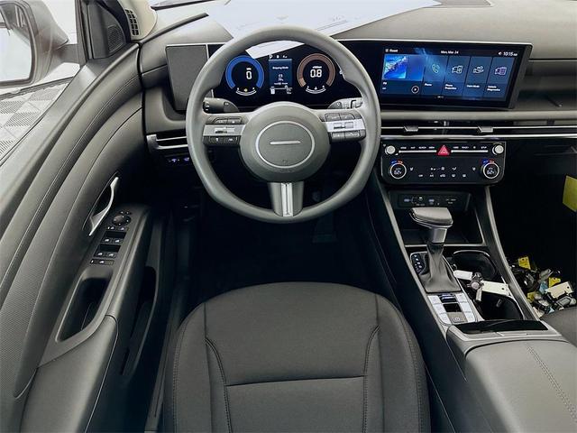 Photo of 2025 White Pearl Hyundai TUCSON