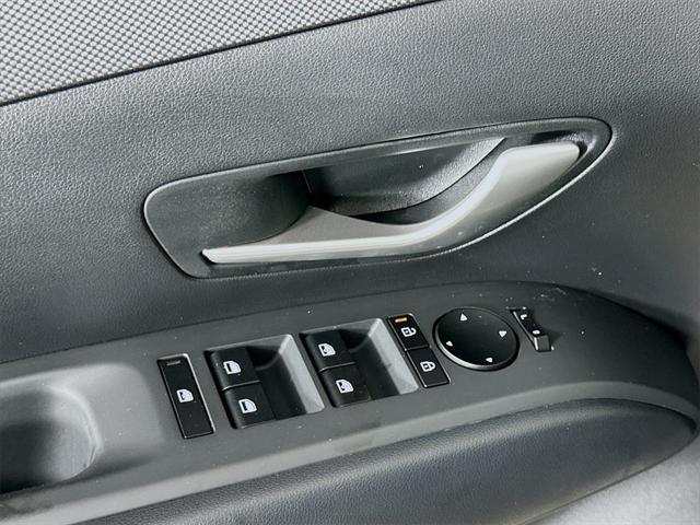 Photo of 2025 Shimmering Silver Hyundai TUCSON Hybrid