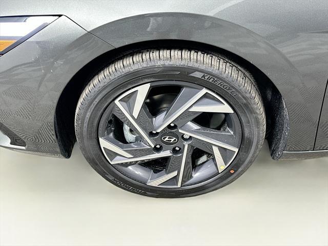 Photo of 2025 Gray Hyundai ELANTRA