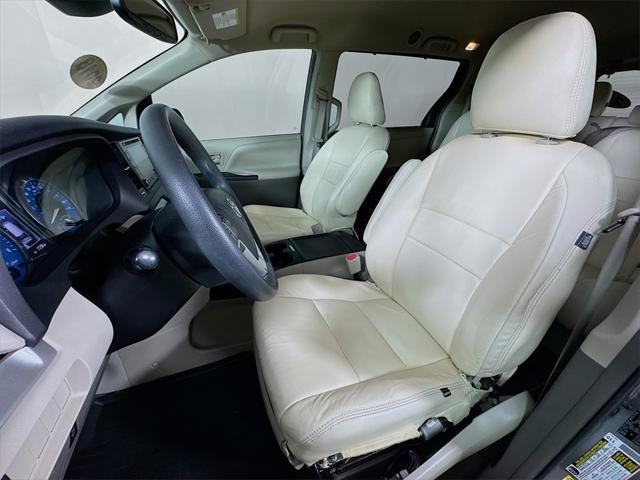 Photo of 2018 Grey Toyota Sienna