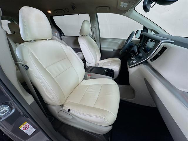 Photo of 2018 Grey Toyota Sienna