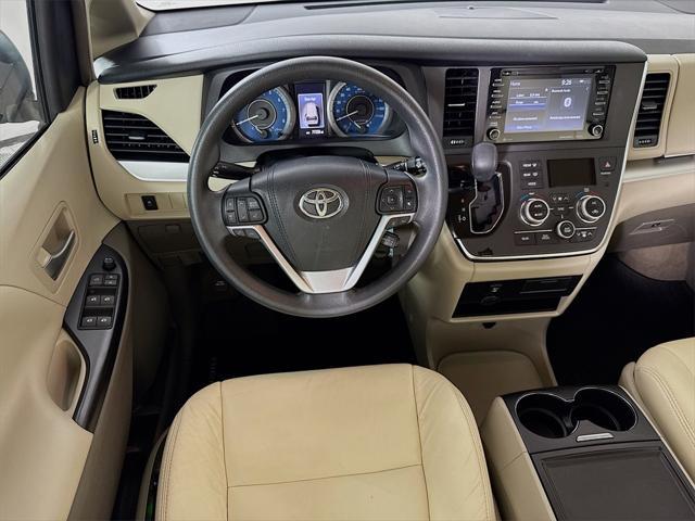 Photo of 2018 Grey Toyota Sienna