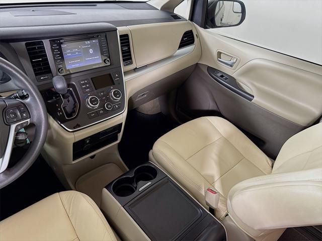 Photo of 2018 Grey Toyota Sienna