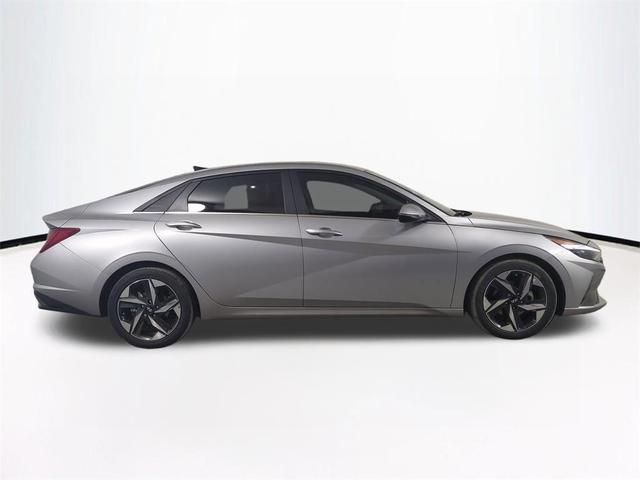 Photo of 2022 Shimmering Silver Pearl Hyundai ELANTRA