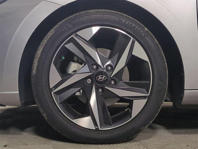 Photo of 2022 Shimmering Silver Pearl Hyundai ELANTRA