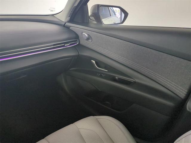 Photo of 2022 Shimmering Silver Pearl Hyundai ELANTRA