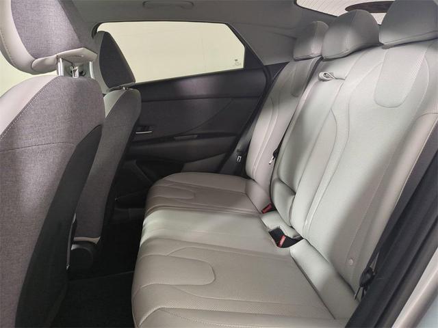 Photo of 2022 Shimmering Silver Pearl Hyundai ELANTRA