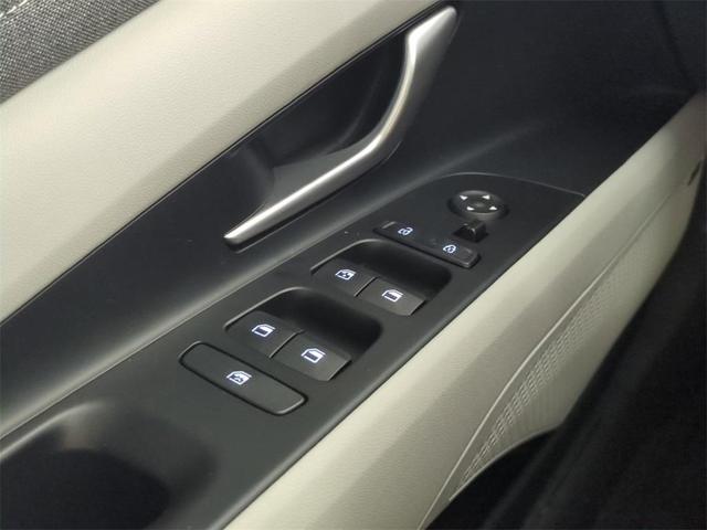Photo of 2022 Shimmering Silver Pearl Hyundai ELANTRA