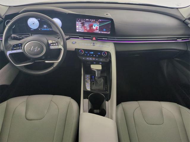 Photo of 2022 Shimmering Silver Pearl Hyundai ELANTRA