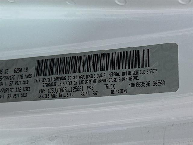 Photo of 2020 Bright White Clearcoat Jeep Gladiator