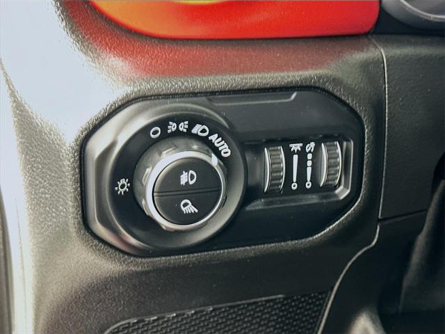 Photo of 2020 Bright White Clearcoat Jeep Gladiator
