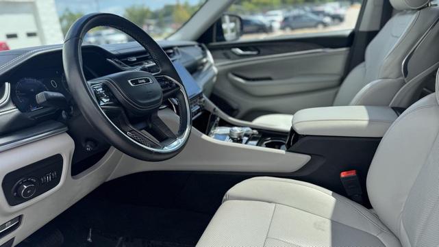 Photo of 2021 Diamond Black Crystal Pearlcoat Jeep Grand Cherokee L