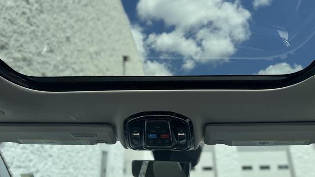 Photo of 2021 Diamond Black Crystal Pearlcoat Jeep Grand Cherokee L