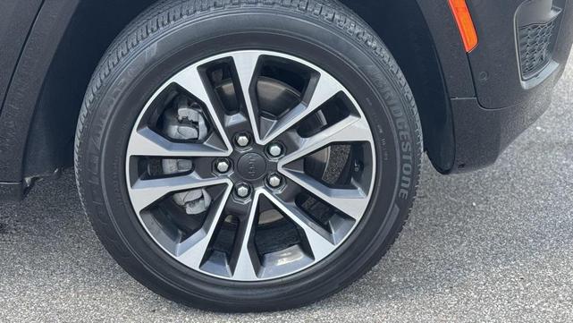 Photo of 2021 Diamond Black Crystal Pearlcoat Jeep Grand Cherokee L