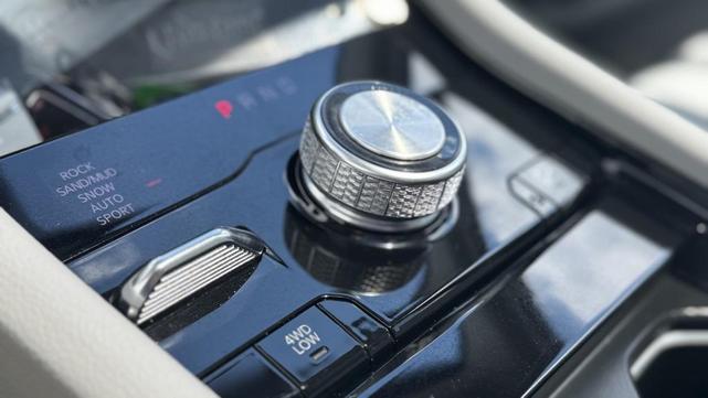 Photo of 2021 Diamond Black Crystal Pearlcoat Jeep Grand Cherokee L