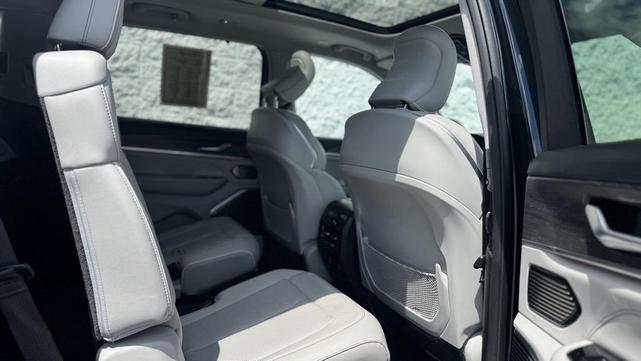 Photo of 2021 Diamond Black Crystal Pearlcoat Jeep Grand Cherokee L