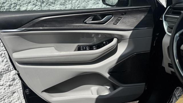 Photo of 2021 Diamond Black Crystal Pearlcoat Jeep Grand Cherokee L