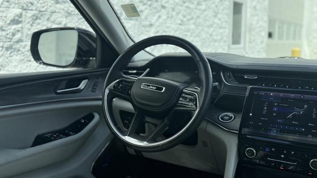 Photo of 2021 Diamond Black Crystal Pearlcoat Jeep Grand Cherokee L