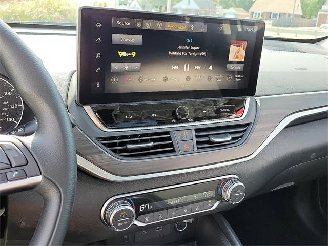 Photo of 2025 Black Nissan Altima