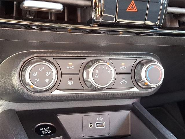 Photo of 2025 Super Black Nissan Kicks