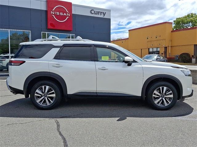 Photo of 2024 White Nissan Pathfinder
