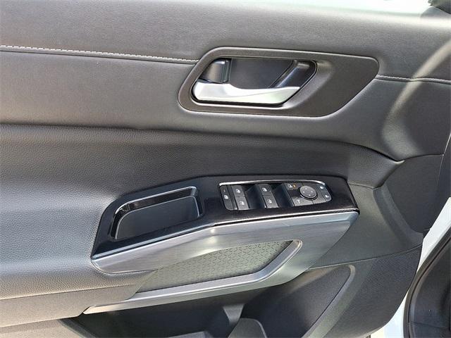 Photo of 2024 White Nissan Pathfinder