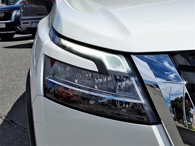 Photo of 2024 White Nissan Pathfinder