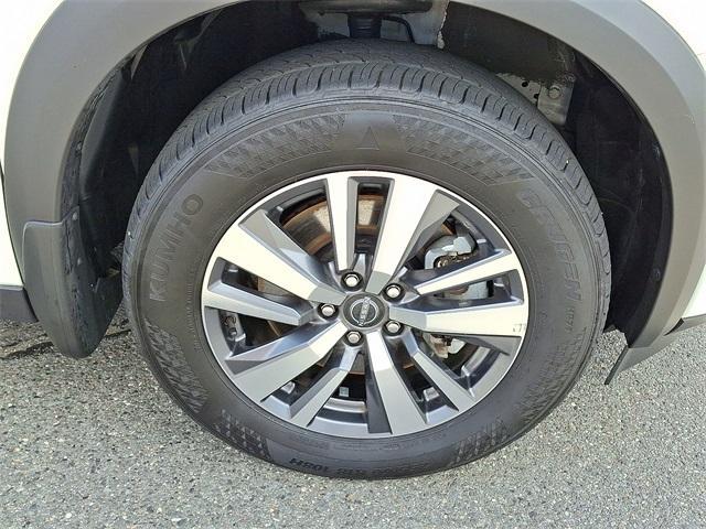 Photo of 2024 White Nissan Pathfinder
