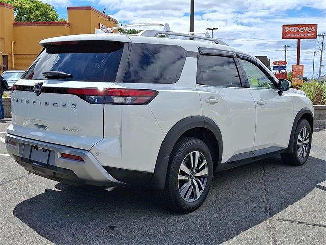 Photo of 2024 White Nissan Pathfinder