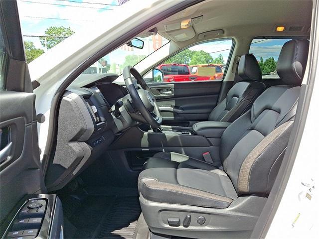 Photo of 2024 White Nissan Pathfinder