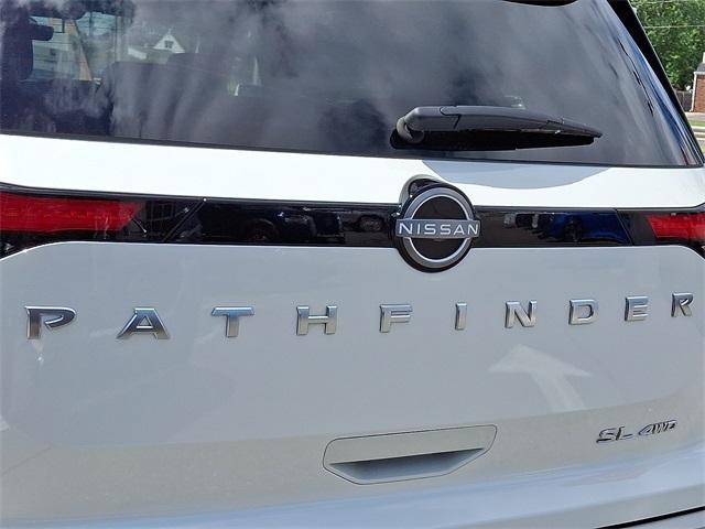Photo of 2024 White Nissan Pathfinder
