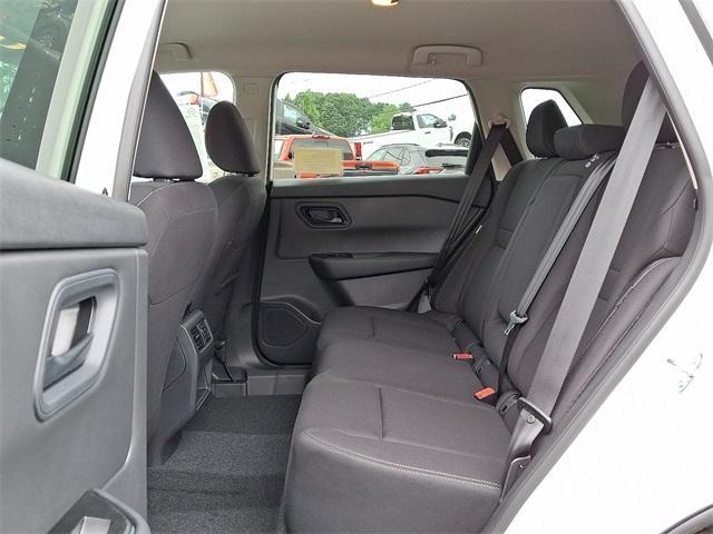 Photo of 2025 Glacier White Nissan Rogue