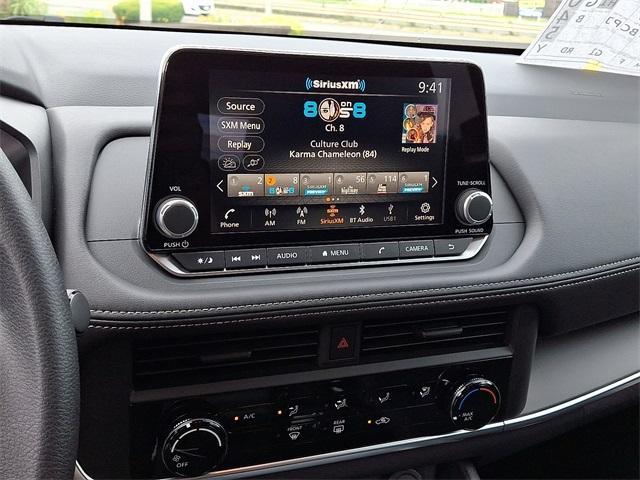 Photo of 2025 Glacier White Nissan Rogue