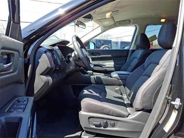 Photo of 2024 Black Nissan Pathfinder